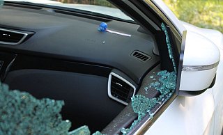 Gleich fünf Fahrzeugen hatte der verhaftete Verdächtige die Seitenscheiben eingeschlagen, bevor die Polizei in erwischen konnte. - Polizei Bielefeld