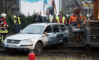 In Minden hat es am Freitagmorgen einen spektakulären Unfall gegeben. Gegen 6.30 Uhr war ein Mann mit seinem Auto auf die Schienen der Mindener Kreisbahn gefahren und mit einem Güterzug kollidiert. - Foto: Feuerwehr Minden / Lutz Kölling