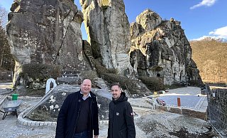 Landesverbands-Vize Arne Brand (links) und Bau-Chef Falk Julke oberhalb des Vorplatzes an den Externsteinen, von dem Besucher aufsteigen können. Auf der Pflasterfläche rechts wird das neue Kassenhäuschen stehen. - Till Brand