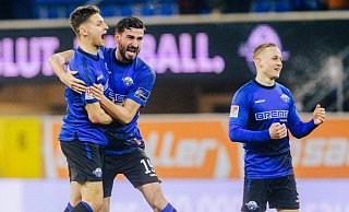 SCP-Edeljoker Kemal Ademi (M.) und Marco Schuster (l.) feiern den nicht mehr für möglich gehaltenen Ausgleich. Auch Kai Pröger ist sichtlich erleichtert. - Besim Mazhiqi