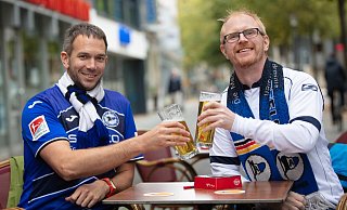 Anstoß vor dem Anstoß. - Mike-Dennis Müller