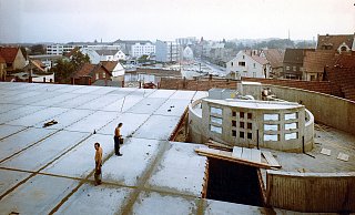 Betonarbeiten: Das Parkhaus Altstadt vor der Fertigstellung 1973.  Rechts im Bild die Auffahrt. - Karl Arnold (Sammlung Polster)