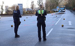 Sperrung: Die Polizei bei der Rekonstruktion der Kollision auf der Dingerdisser Straße. - Charlotte Mahncke
