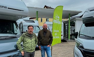 Die Geschäftspartner Jens Timo Brinkmann (48) und Jan Ueckermann (42) lassen sich von dem Großbrand nicht unterkriegen. - Paul Brinkmann