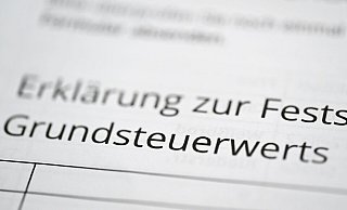 Wer in den Ländern außer Bayern die Grundsteuererklärung noch nicht eingereicht hat, soll nun ein Erinnerungsschreiben vom zuständigen Finanzamt bekommen. - Bernd Weißbrod/dpa/Archiv