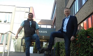 Christdemokrat Ulrich Hempelmann (l.) und Sozialdemokrat Andreas Hüffmann treffen sich zum Schlagabtausch vor dem Rathaus in Hiddenhausen. - Natalie Gottwald