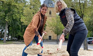 Rufen zum großen Schüppen auf: Judith Roderfeld (links) und Bettina Kämpf wollen, dass die 40 Tonnen Sennesand vom Isselhorster Kirchplatz in die Hände neuer Besitzer wandern. Der Sand kann kostenlos abgeholt werden. - Christian Bröder