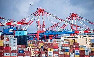 Containerschiffe liegen am Tiefwasserhafen Jade-Weser-Port in Wilhelmshaven. - Sina Schuldt/dpa
