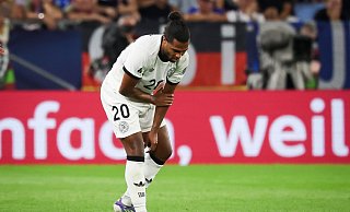 Serge Gnabry fasst sich in Bratislava an den verletzten linken Arm. - Christian Charisius/dpa