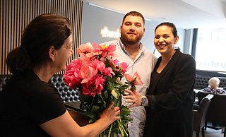 Sevinc Ceber (l.) hat das Cerdo vor 16 Jahren eröffnet. Sie übergibt das Café an Tochter Selcan und ihren Mann Sinan Pakcanli. Natürlich mit frischen Blumen - das bleibt den Inhabern auch weiterhin wichtig. - Susanne Blersch