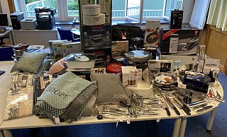 Das Foto zeigt „nur einen Teil der sichergestellten Gegenstände“, schreibt die Polizei. - Polizeiinspektion Hameln-Pyrmont