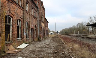 Hinteransicht des Bahnhofs Vlotho. Karlchens Backstube hat das zerfallene Gebäude gekauft. - Anastasia von Fugler
