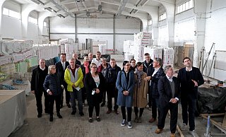 In einer alten Tabak-Lagerhalle entsteht ein Übungs- und Spielort für die Bremer Philharmoniker. Die Delegation aus Herford durfte die Baustelle besuchen. - Frank-Michael Kiel-Steinkamp