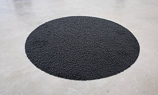Die Arbeit "Turbulence (black)" von Mona Hatoum besteht aus vielen schwarzen Glaskugeln. Sie gehört zu den Arbeiten, deren Reiz sich erst im Museum wirklich erschließt. - Hans Schröder