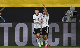 Kai Havertz (l) und Thomas Müller ergänzten sich gut. - Foto: Federico Gambarini/dpa