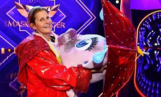 Moderator Katrin Müller-Hohenstein nahm ihre Maske ab. - Foto: Willi Weber/ProSieben/dpa