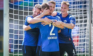 (v. l.) Jannis Heuer, Vorlagengeber Uwe Hünemeier, Torschütze Dennis Srbeny und Jasper van der Werff feiern den Paderborner Treffer zum 3:1-Endstand. - Sarah Jonek Fotografie