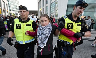 Polizisten führten Klimaaktivistin Greta Thunberg vom Platz vor der Arena ab. - Johan Nilsson/TT News Agency/AP/dpa