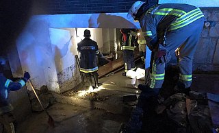 An der Rimbecker Straße in Osssendorf war Wasser in eine Tiefgarage gelaufen. - Feuerwehr Warburg
