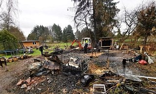 Brandruine: In der Gartenanlage am Brückfeld wurde im März das gerade erst durch die Familie Wennemann sanierte Gartenhaus ein Raub der Flammen. Der Sachschaden wurde auf 70.000 Euro beziffert. - privat/Wennemann