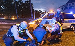 Die Jugendlichen wurden von der Polizeiverstärkung schließlich gewaltsam zu Boden gebracht und gefesselt. - Symbolfoto: Oliver Krato