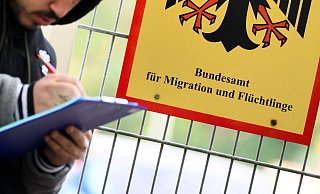 Das Bundesamt für Migration und Flüchtlinge (Bamf) untersteht dem Bundesinnenministerium. Die Mitarbeiter der Behörde entscheiden über Asylanträge. (Archivbild) - Julian Stratenschulte/dpa