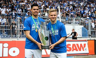 Raphael Obermair (l.) präsentiert mit Kumpel Andreas Müller nach dem Titelgewinn mit Magdeburg die Drittliga-Meistertrophäe. Am Samstag treffen beide nun in Paderborn als Gegenspieler aufeinander. - Imago Images