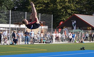 Vereinsleben: Die Eröffnung des Kunstrasenplatzes feierten die Mitglieder des TuS Hillegossen mit einem bunten Programm. Foto: tus Hillegossen - tus