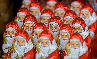 Schoko-Weihnachtsmänner sind in diesem Jahr vielfach deutlich teurer als 2023. - Henning Kaiser/dpa