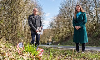 Bernhard Hoppe-Biermeyer und Fiona Evans zeigen ein Foto des gefallenen amerikanischen General Maurice Rose. - Hoppe-Biermeyer