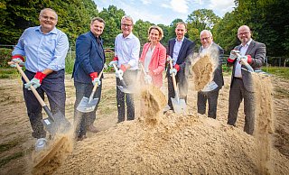 Thomas Finke (v. l., Umweltbetrieb), Umweltdezernent Martin Adamski, Architekt Kai Brüchner-Hüttemann, Jennifer Erdmann und Jörn Stöppel (Sparkassen-Stiftung), OB Pit Clausen sowie Stefan Dwilies (Sparkassen-Stiftung) lassen die Erde fliegen. - Mike-Dennis Müller