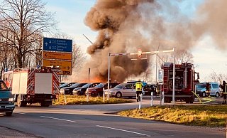 Auf dem Parkplatz brennen neun Autos, an fünf davon entsteht Totalschaden. - Feuerwehr Bad Wünnenberg
