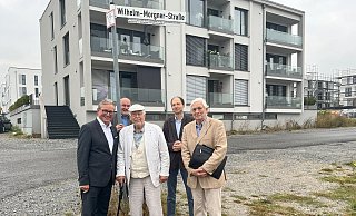 Besondere Straßennamen im Neubaugebiet Springbach Höfe in Paderborn. Bürgermeister Michael Dreier (v.l.), zweiter Vors. Oliver Westphal (l.h.), Professor Hubert Krawinkel (l.), erster Vors. Christoph Schulte-Nölke (r.), Klaus Hohmann (v.r.) - Josefin Stein