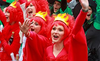 Feuer und Eis: Die jungen Damen mit dem irritierenden Gruppennamen „Kalorienbomben“ trinken sich warm mit einem Piccolöchen. Gleich werden sie den Bürgermeister zu ihrem Kuschelbären machen.