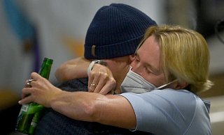 Bundestrainerin Martina Voss-Tecklenburg umarmt ihren Mann Hermann Tecklenburg. - Sebastian Gollnow/dpa
