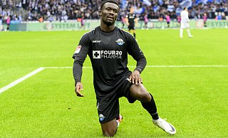 SCP-Stürmer Sirlord Conteh laboriert an einer schmerzhaften Rippenprellung. - picture alliance