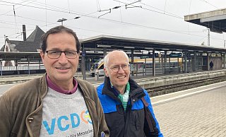 Thomas Dippert (l.) und Clemens Niemann vom Vorstand des VCD Minden-Lübbecke/Herford wollen der Debatte um eine neue Bahntrasse zwischen Hannover und Bielefeld neue Impulse geben. - Matthias Bungeroth