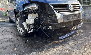 Der Fahrer dieses Autos fuhr breit durch Brake und konnte erst durch einen Zaun gebremst werden. - Polizei Bielefeld