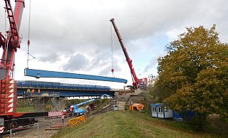 Schweben ein: Die Stahlträger für die A30-Werrebrücke. - Straßen NRW