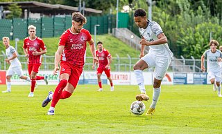 Vorlegen: Ayodele Max Adetula (r.) und der SV Rödinghausen haben Aufsteiger Türkspor Dortmund zu Gast. - Joel Beinke