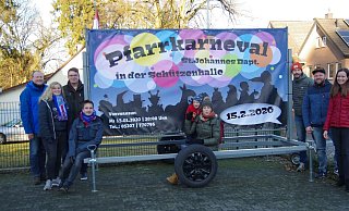 Stephan Kaup (v. l.), Jana Wessely, Daniel Brechmann, Magnus Brock,Oskar und Jennifer Sieweke, Frank Dirkschnieder, Matthias Kruse und VerenaPauleikhoff stellen den Hinweis für den Kartenvorverkauf für den Stukenbrocker Karneval auf. - Christian Nagel