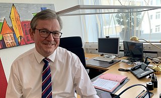 Für seinen Umgang mit den Sozialen Medien hat Paderborns Bürgermeister Michael Dreier, hier in seinem Amtszimmer in der Stadtverwaltung am Abdinghof, herbe Kritik einstecken müssen. - Jens Reddeker
