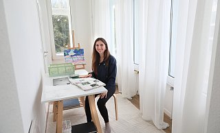 Im Erker hat sich Katrin Deutsch ihr lichtdurchflutetes Atelier eingerichtet. Hier kann sie künstlerisch arbeiten aber auch Entwürfe fürs Studium anfertigen. - Frank-Michael Kiel-Steinkamp