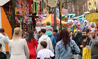 Die Herforder Osterkirmes startet Ostersamstag. Im vergangenen Jahr war an diesem Tag ganz schön viel los. - Claus Frickemeier