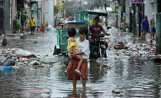Viele Straßen waren völlig überflutet. - Aaron Favila/AP/dpa