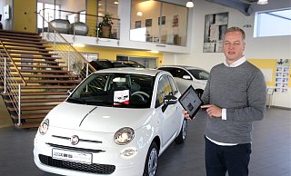 Popstar und Autohändler: Uwe Stockhaus, Chef der Autogalerie Herford präsentiert das Fiat-500-Modell "Popstar". - Frank-Michael Kiel-Steinkamp