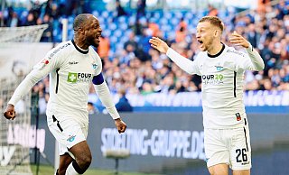 Torschütze Sebastian Klaas (r.) und David Kinsombi, der zuvor das 2:2 erzielt hatte, bejubeln die Paderborner 3:2-Führung. - dpa