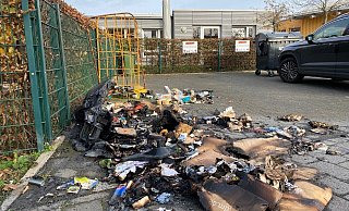 Brand an Gütersloher Kita: Die Plastikreste der Mülltonne sind mit dem Asphalt verschmolzen. - Christian Bröder