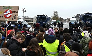 Erste Verletzte erreichen das Uniklinikum. - Michael Brandt/dpa