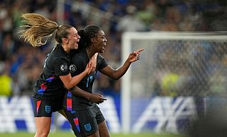 Englands Michelle Agyemang (r) feiert mit Ella Toone ihr spätes 1:1. - Martin Meissner/AP/dpa